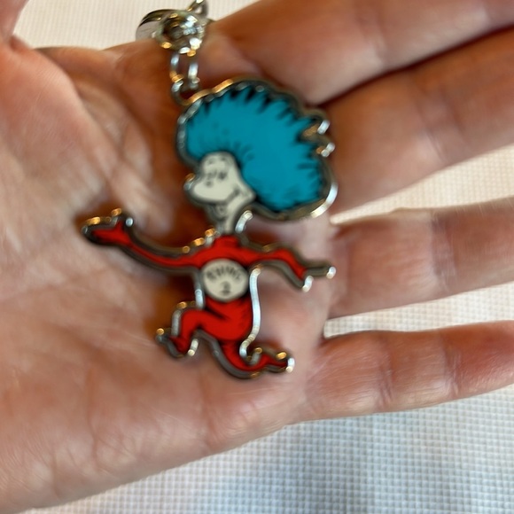 Universal Studios Thing 2 keychain - Picture 3 of 8